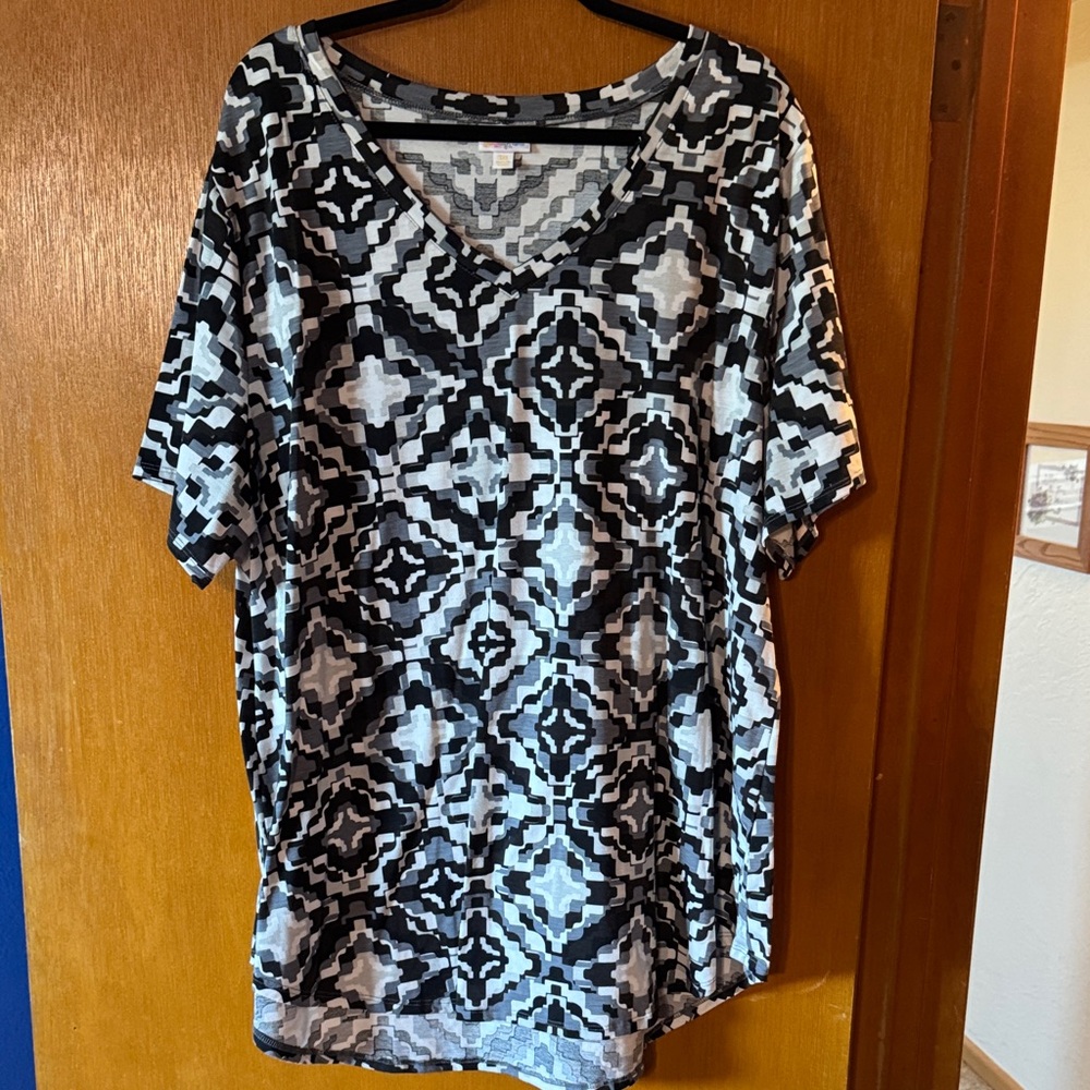 LuLaRoe Iris Black and White Geometric Short Sleeve Top